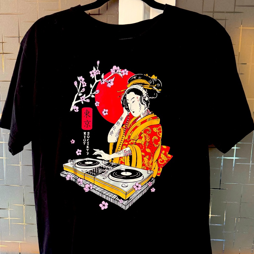 Men’s large Riot Society, graphic Tshirt